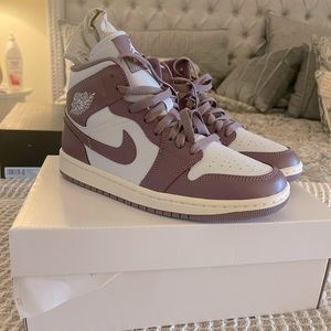 Nike Air Jordan 1 Mids pure platinum mauve size 7